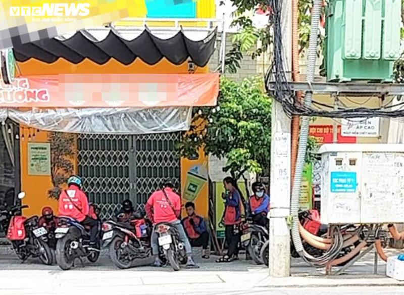 Đà Nẵng: Nhiều quán cà phê bán “chui”, khách không giữ khoảng cách - 9