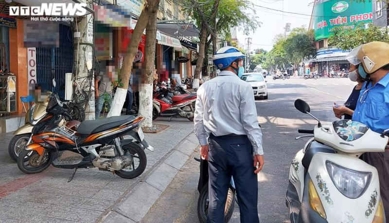 Đà Nẵng: Nhiều quán cà phê bán “chui”, khách không giữ khoảng cách - 11