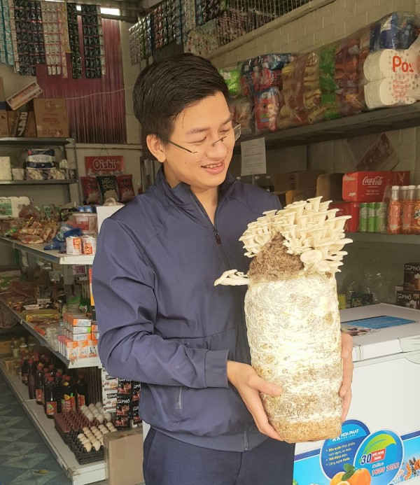 Anh B&ugrave;i C&ocirc;ng Th&agrave;nh với sản phẩm từ trang trại nấm