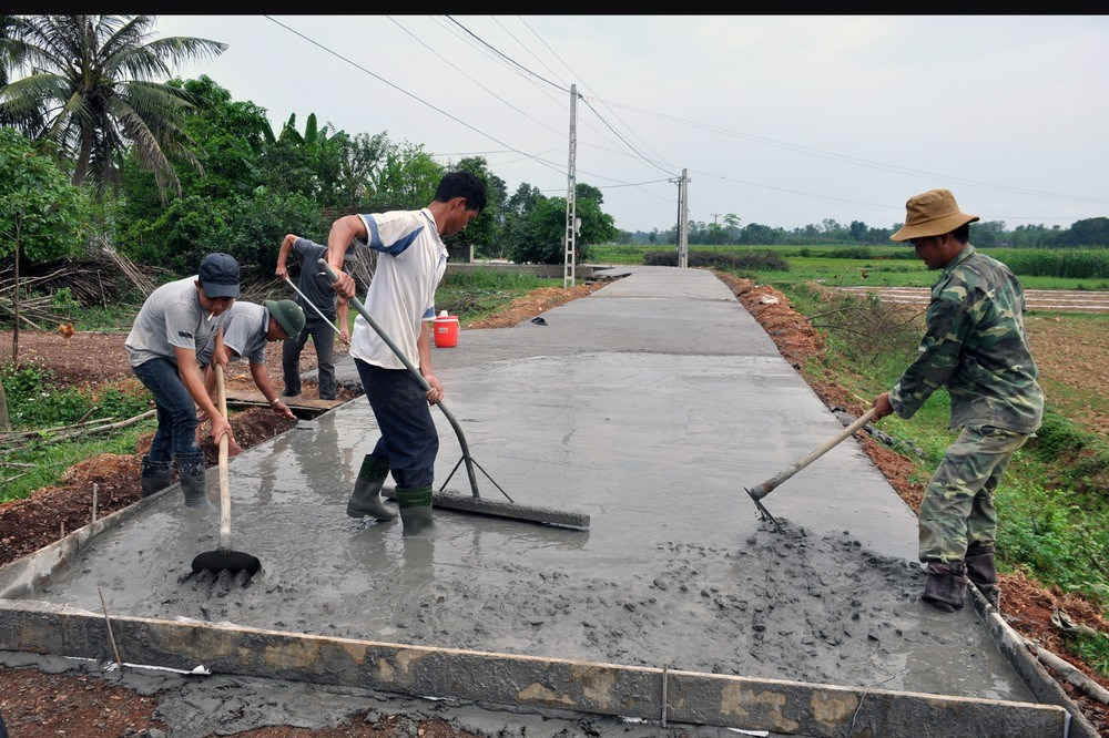 L&agrave;m đường giao th&ocirc;ng n&ocirc;ng th&ocirc;n ở Y&ecirc;n Th&agrave;nh