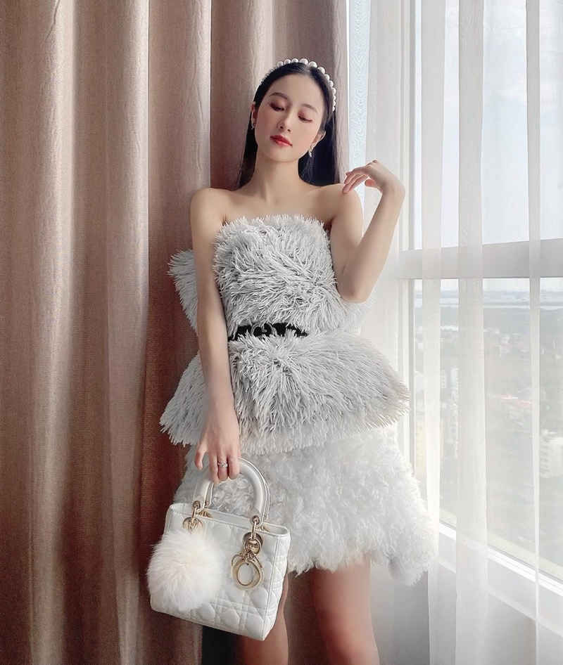 Sam diện áo xuyên thấu - Thiều Bảo Trâm bất ngờ phô diễn vòng 1 phổng phao - Ảnh 6 Sam diện áo xuyên thấu - Thiều Bảo Trâm bất ngờ phô diễn vòng 1 phổng phao - Ảnh 6