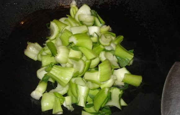 Khi xào rau, đừng cho thẳng vào chảo, làm thêm bước này, món rau xào sẽ xanh mướt và không có nước - Ảnh 3 Khi xào rau, đừng cho thẳng vào chảo, làm thêm bước này, món rau xào sẽ xanh mướt và không có nước - Ảnh 3