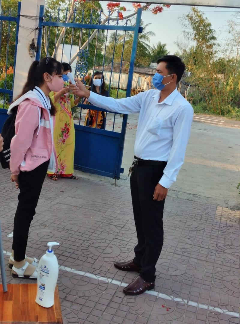 Học sinh đi học trở lại: Đo thân nhiệt trước cổng trường, ngồi cách nhau 2 mét - 1