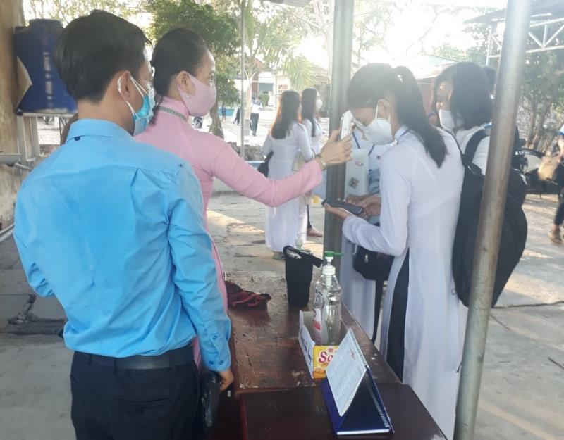 Học sinh đi học trở lại: Đo thân nhiệt trước cổng trường, ngồi cách nhau 2 mét - 2