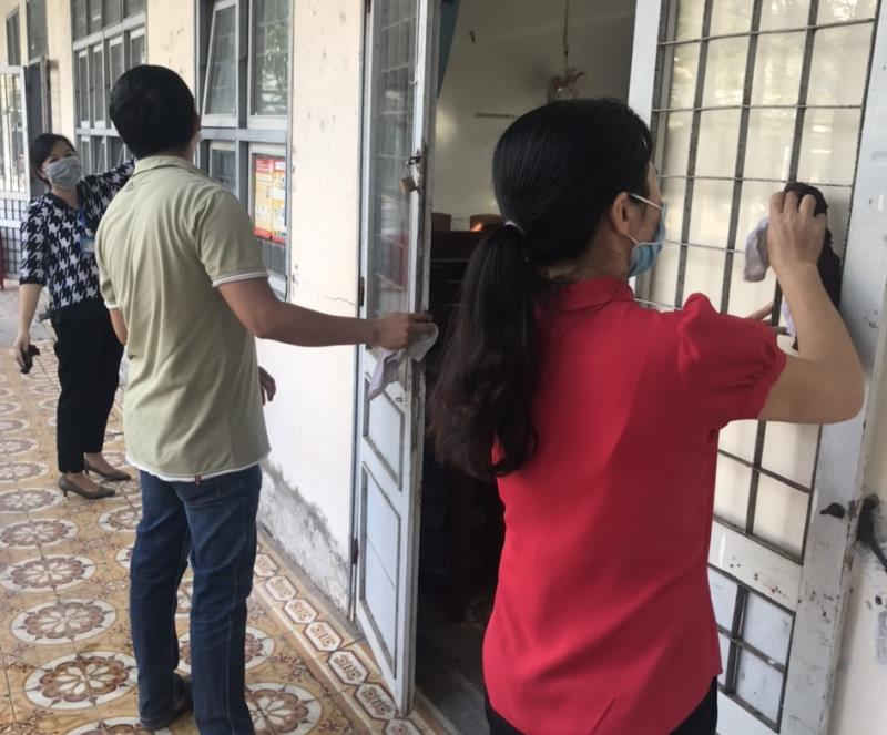 Học sinh đi học trở lại: Đo thân nhiệt trước cổng trường, ngồi cách nhau 2 mét - 4