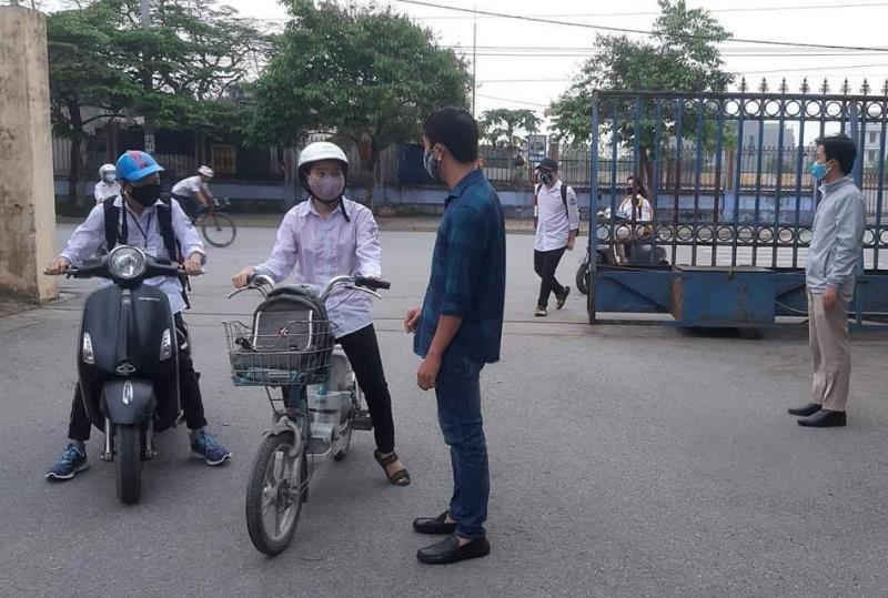 Học sinh đi học trở lại: Đo thân nhiệt trước cổng trường, ngồi cách nhau 2 mét - 5