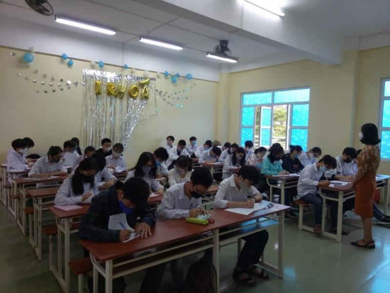 Học sinh đi học trở lại: Đo thân nhiệt trước cổng trường, ngồi cách nhau 2 mét - 6