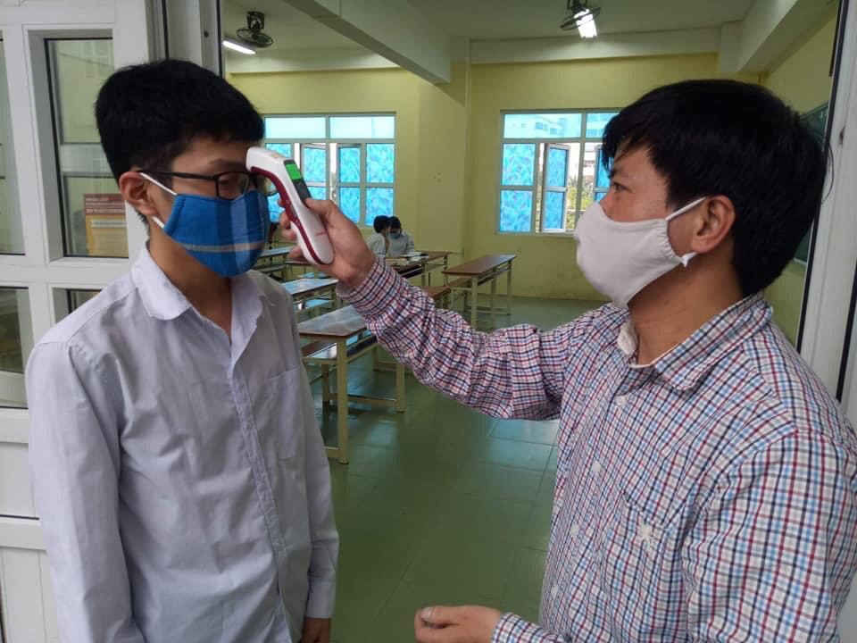 Học sinh đi học trở lại: Đo thân nhiệt trước cổng trường, ngồi cách nhau 2 mét - 7