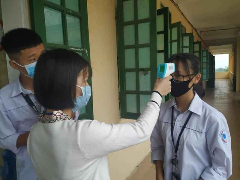 Học sinh đi học trở lại: Đo thân nhiệt trước cổng trường, ngồi cách nhau 2 mét - 9
