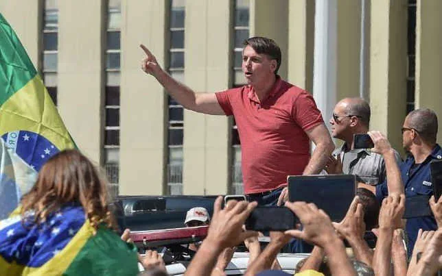 tong thong brazil bao ve viec bieu tinh chong phong toa ngan covid-19 hinh 1