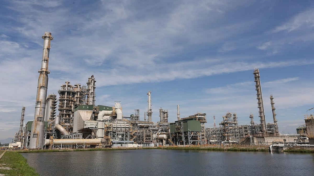 Giá dầu giảm kỷ lục: Việt Nam có thể mua dự trữ?