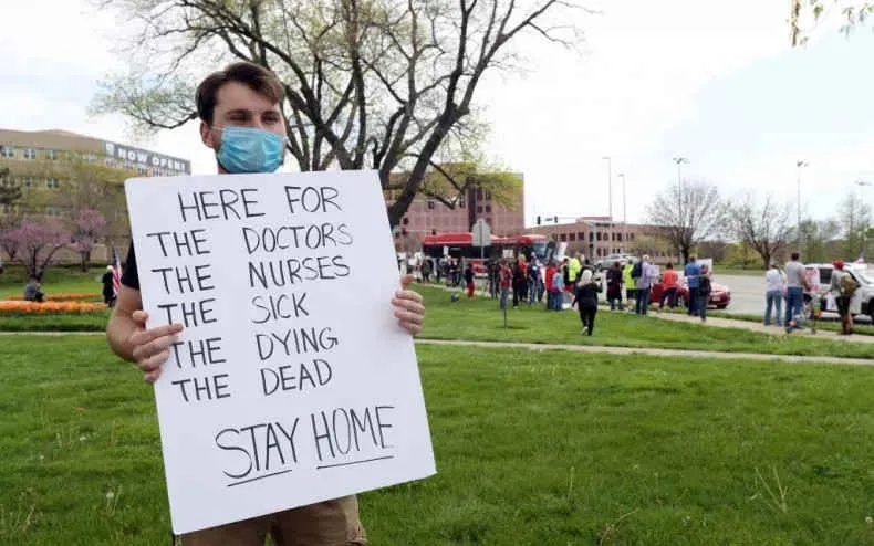 nhieu nguoi dan my phan doi cac cuoc bieu tinh chong cach ly xa hoi hinh 1