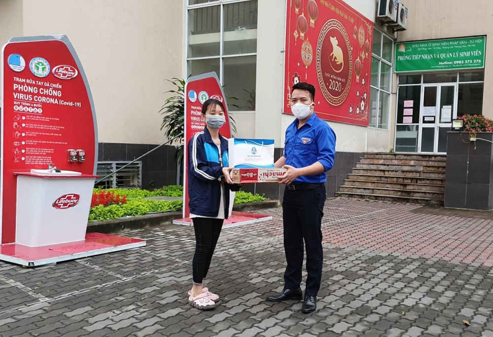 ThS L&ecirc; Mạnh H&ugrave;ng&ndash; B&iacute; thư Đo&agrave;n Thanh ni&ecirc;n trường Đại học Mở H&agrave; Nội trao qu&agrave; tới sinh vi&ecirc;n