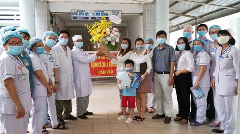 Bé 6 tuổi mắc COVID-19 khỏi bệnh, Việt Nam chữa khỏi 223 trường hợp - 1