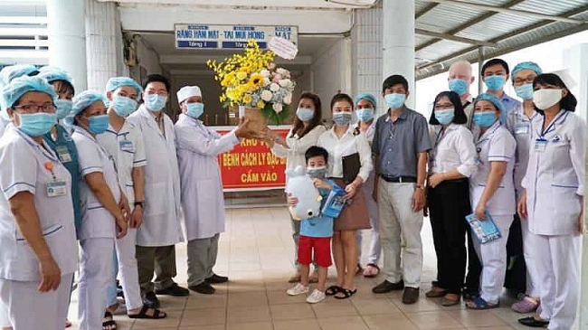 Bé 6 tuổi mắc COVID-19 khỏi bệnh, Việt Nam chữa khỏi 223 trường hợp