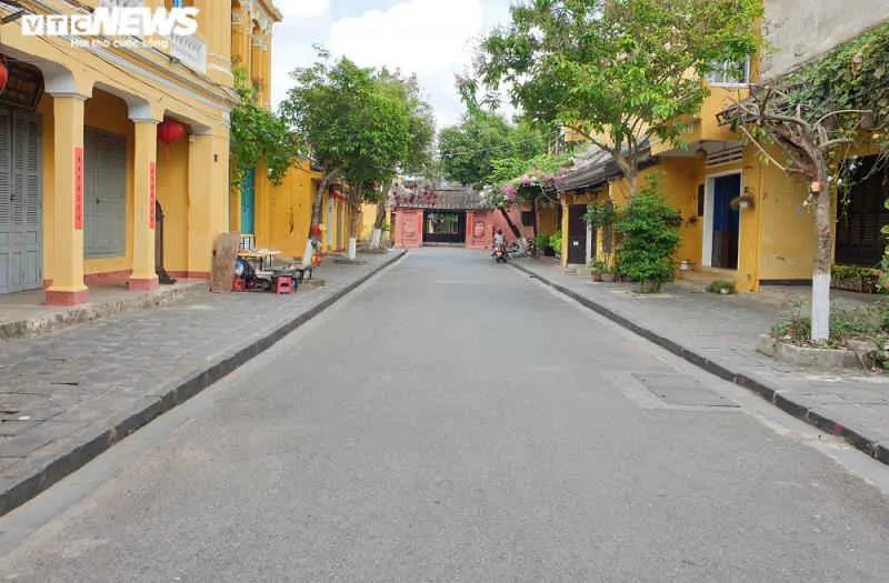 Nh&agrave; h&agrave;ng, qu&aacute;n c&agrave; ph&ecirc; ở phố cổ Hội An đ&oacute;ng cửa im l&igrave;m trong ng&agrave;y đầu hết c&aacute;ch ly - 1