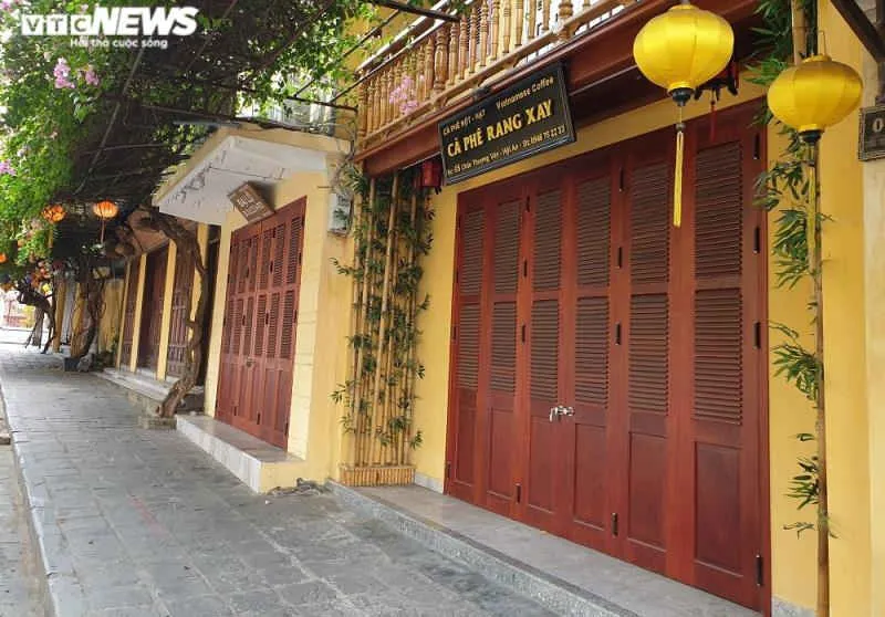 Nh&agrave; h&agrave;ng, qu&aacute;n c&agrave; ph&ecirc; ở phố cổ Hội An đ&oacute;ng cửa im l&igrave;m trong ng&agrave;y đầu hết c&aacute;ch ly - 2