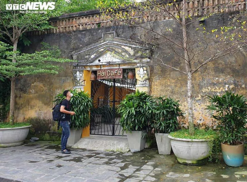 Nh&agrave; h&agrave;ng, qu&aacute;n c&agrave; ph&ecirc; ở phố cổ Hội An đ&oacute;ng cửa im l&igrave;m trong ng&agrave;y đầu hết c&aacute;ch ly - 3