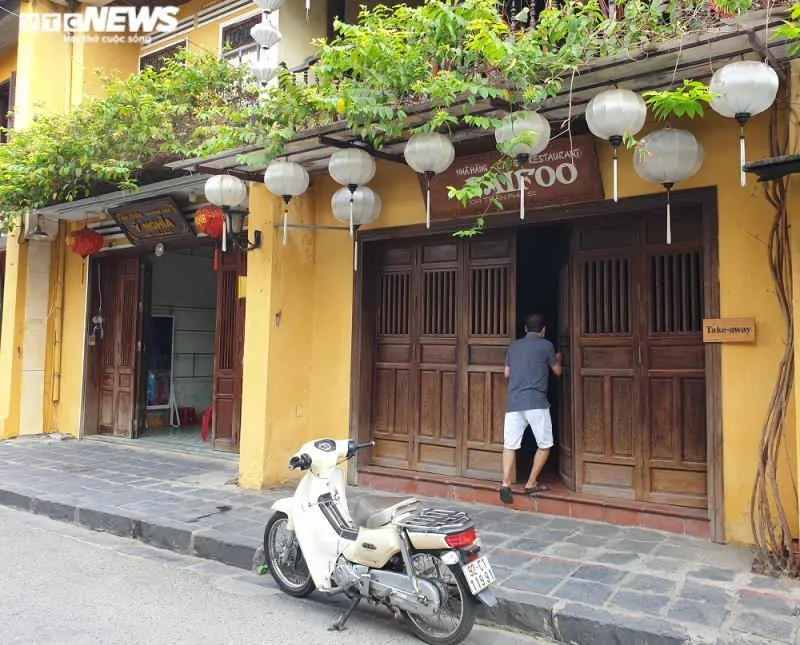 Nh&agrave; h&agrave;ng, qu&aacute;n c&agrave; ph&ecirc; ở phố cổ Hội An đ&oacute;ng cửa im l&igrave;m trong ng&agrave;y đầu hết c&aacute;ch ly - 4