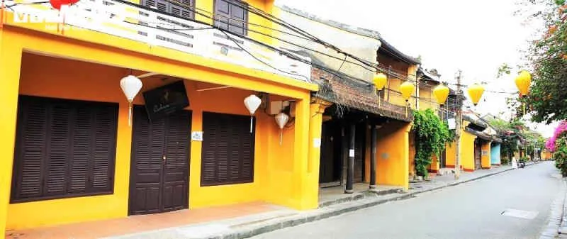 Nh&agrave; h&agrave;ng, qu&aacute;n c&agrave; ph&ecirc; ở phố cổ Hội An đ&oacute;ng cửa im l&igrave;m trong ng&agrave;y đầu hết c&aacute;ch ly - 5