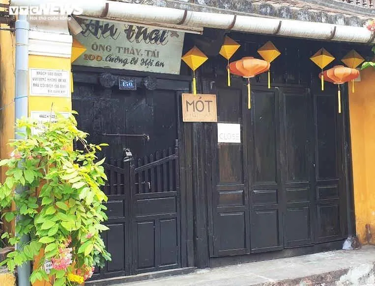 Nh&agrave; h&agrave;ng, qu&aacute;n c&agrave; ph&ecirc; ở phố cổ Hội An đ&oacute;ng cửa im l&igrave;m trong ng&agrave;y đầu hết c&aacute;ch ly - 7