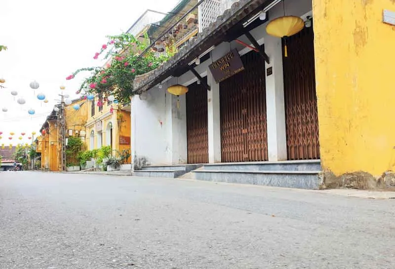Nh&agrave; h&agrave;ng, qu&aacute;n c&agrave; ph&ecirc; ở phố cổ Hội An đ&oacute;ng cửa im l&igrave;m trong ng&agrave;y đầu hết c&aacute;ch ly - 9