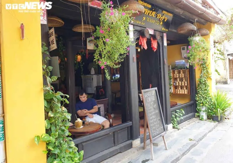 Nh&agrave; h&agrave;ng, qu&aacute;n c&agrave; ph&ecirc; ở phố cổ Hội An đ&oacute;ng cửa im l&igrave;m trong ng&agrave;y đầu hết c&aacute;ch ly - 10