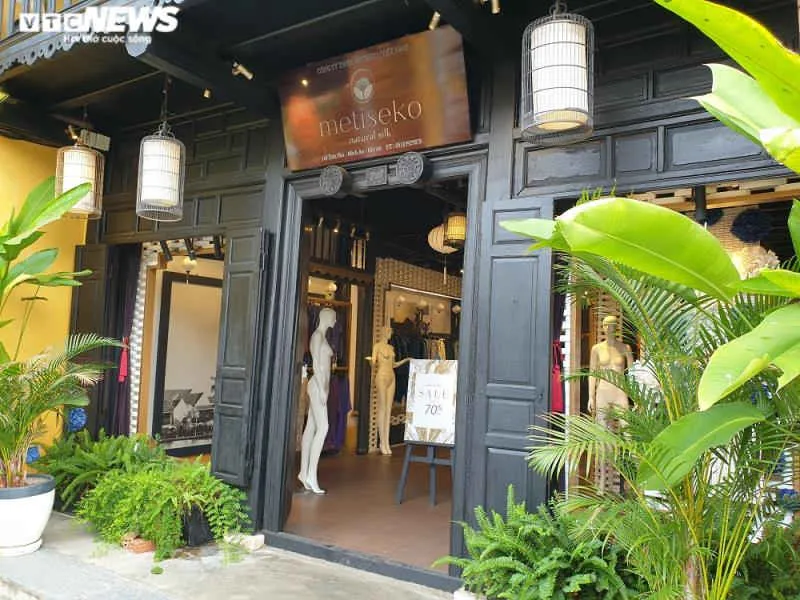 Nh&agrave; h&agrave;ng, qu&aacute;n c&agrave; ph&ecirc; ở phố cổ Hội An đ&oacute;ng cửa im l&igrave;m trong ng&agrave;y đầu hết c&aacute;ch ly - 11