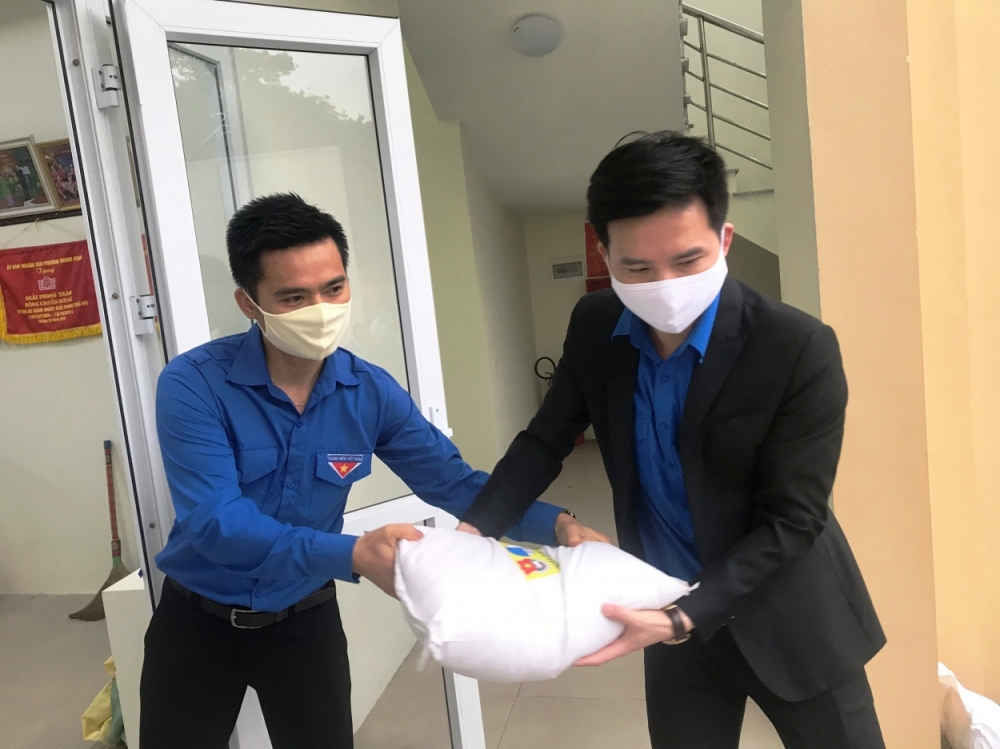 Anh L&yacute; Duy Xu&acirc;n, Ph&oacute; B&iacute; thư Th&agrave;nh đo&agrave;n H&agrave; Nội c&ugrave;ng thanh ni&ecirc;n quận Bắc Từ Li&ecirc;m chuyển gạo từ