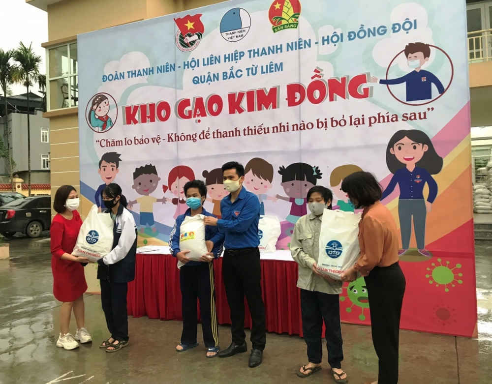 Đại diện l&atilde;nh đạo Th&agrave;nh đo&agrave;n H&agrave; Nội v&agrave; c&aacute;c đơn vị ủng hộ