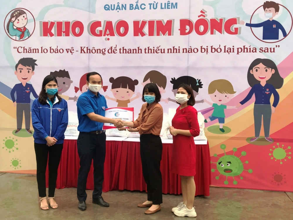 Anh Nguyễn Đức Ngọc, B&iacute; thư Quận đo&agrave;n, Chủ tịch Hội LHTN quận Bắc Từ Li&ecirc;m tiếp nhận ủng hộ