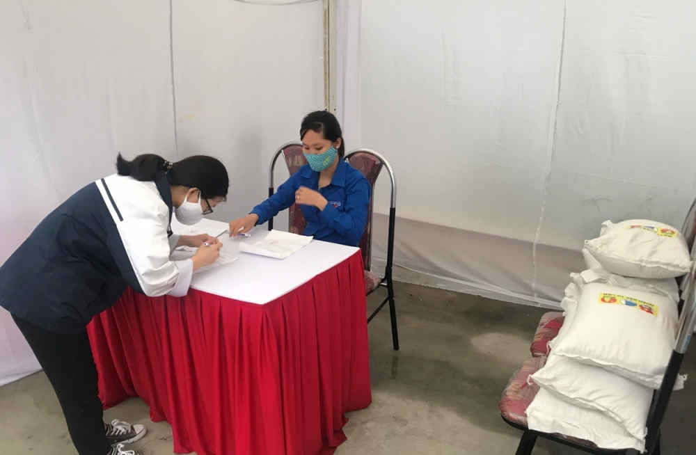 Học sinh k&yacute; nhận hỗ trợ gạo từ