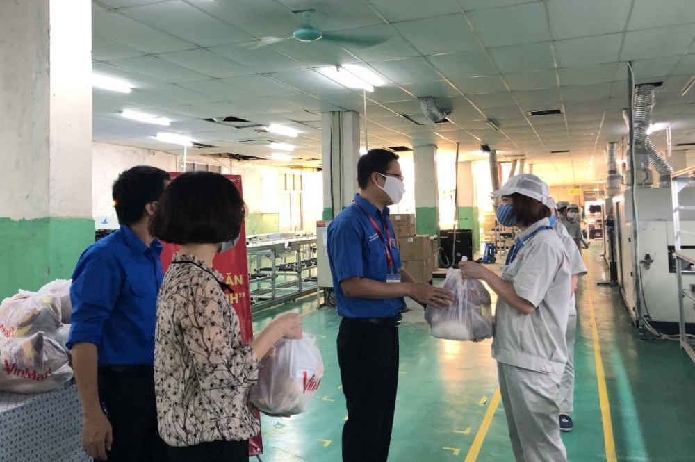 Đồng chí Đặng Quang Hải, Bí thư Đoàn khối Doanh nghiệp Hà Nội trao suất ăn tặng công nhân