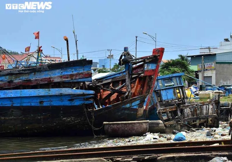 Cận cảnh ‘nghĩa địa’ tàu cá ở Sa Huỳnh