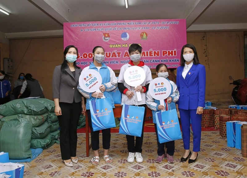 C&aacute;c suất ăn được trao gửi sẽ gi&uacute;p c&aacute;c em học sinh c&oacute; th&ecirc;m động lực vượt qua kh&oacute; khăn