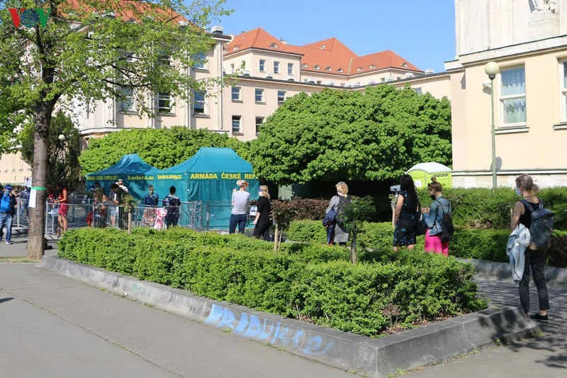 cận cảnh hoạt động xét nghiệm covid-19 trên diện rộng ở séc hình 1 can canh hoat dong xet nghiem covid-19 tren dien rong o sec hinh 1