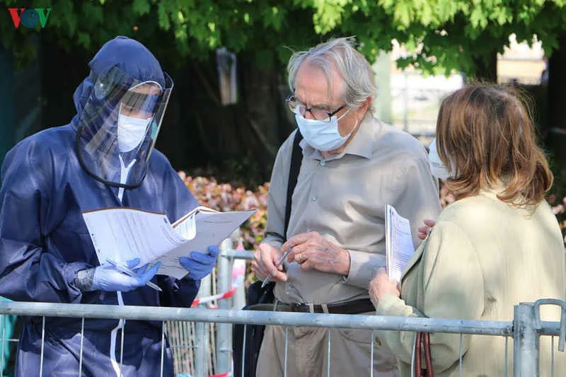 cận cảnh hoạt động xét nghiệm covid-19 trên diện rộng ở séc hình 2 can canh hoat dong xet nghiem covid-19 tren dien rong o sec hinh 2