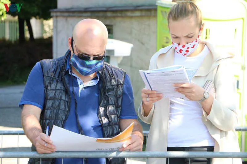 cận cảnh hoạt động xét nghiệm covid-19 trên diện rộng ở séc hình 3 can canh hoat dong xet nghiem covid-19 tren dien rong o sec hinh 3