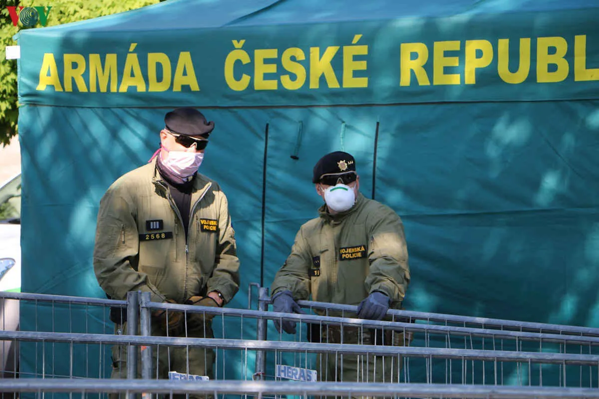 cận cảnh hoạt động xét nghiệm covid-19 trên diện rộng ở séc hình 4 can canh hoat dong xet nghiem covid-19 tren dien rong o sec hinh 4