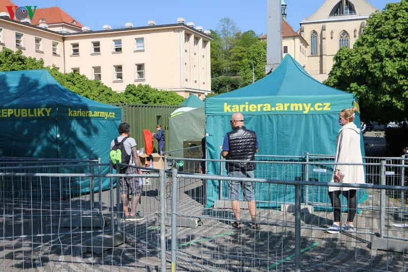 cận cảnh hoạt động xét nghiệm covid-19 trên diện rộng ở séc hình 5 can canh hoat dong xet nghiem covid-19 tren dien rong o sec hinh 5