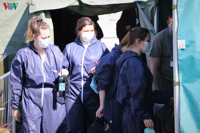cận cảnh hoạt động xét nghiệm covid-19 trên diện rộng ở séc hình 6 can canh hoat dong xet nghiem covid-19 tren dien rong o sec hinh 6