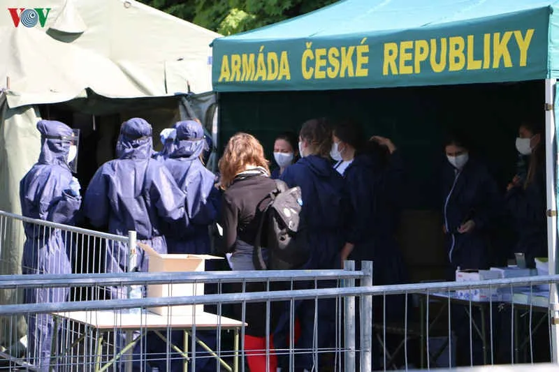 cận cảnh hoạt động xét nghiệm covid-19 trên diện rộng ở séc hình 7 can canh hoat dong xet nghiem covid-19 tren dien rong o sec hinh 7