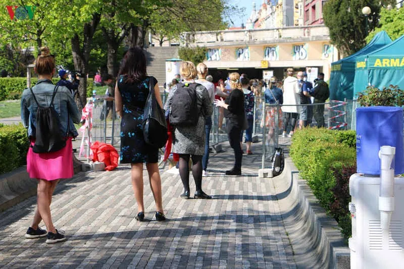 cận cảnh hoạt động xét nghiệm covid-19 trên diện rộng ở séc hình 8 can canh hoat dong xet nghiem covid-19 tren dien rong o sec hinh 8