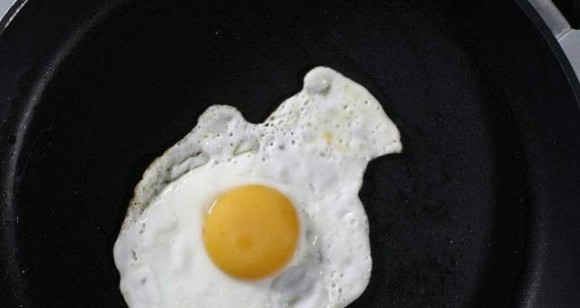 Khi ốp trứng, đừng chỉ thêm dầu, thêm một thứ nữa, trứng không bị dính chảo và có vị mềm ngon hơn - Ảnh 1 Khi ốp trứng, đừng chỉ thêm dầu, thêm một thứ nữa, trứng không bị dính chảo và có vị mềm ngon hơn - Ảnh 1