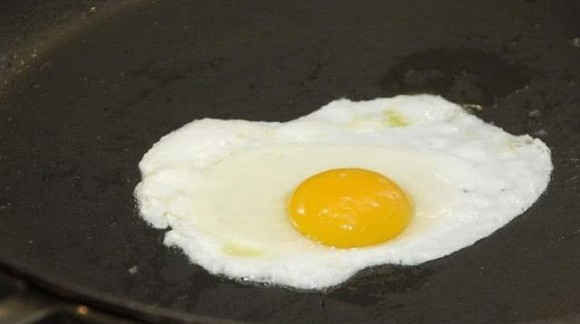 Khi ốp trứng, đừng chỉ thêm dầu, thêm một thứ nữa, trứng không bị dính chảo và có vị mềm ngon hơn - Ảnh 2 Khi ốp trứng, đừng chỉ thêm dầu, thêm một thứ nữa, trứng không bị dính chảo và có vị mềm ngon hơn - Ảnh 2