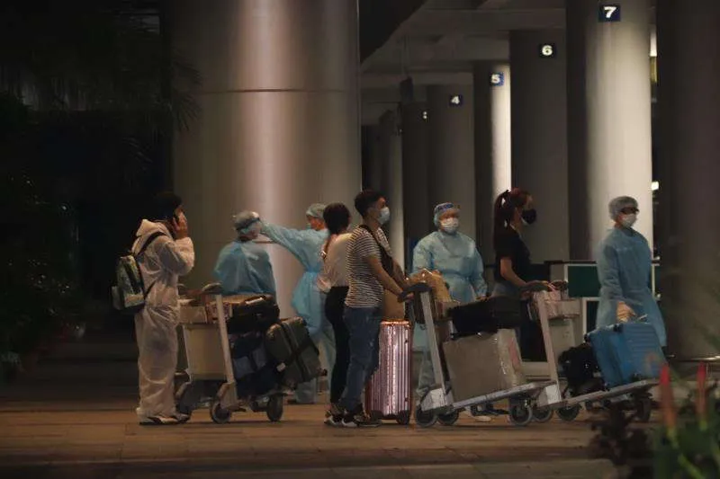 Ảnh: Gần 300 công dân Việt Nam trở về từ UAE được cách ly ở Bạc Liêu - 6