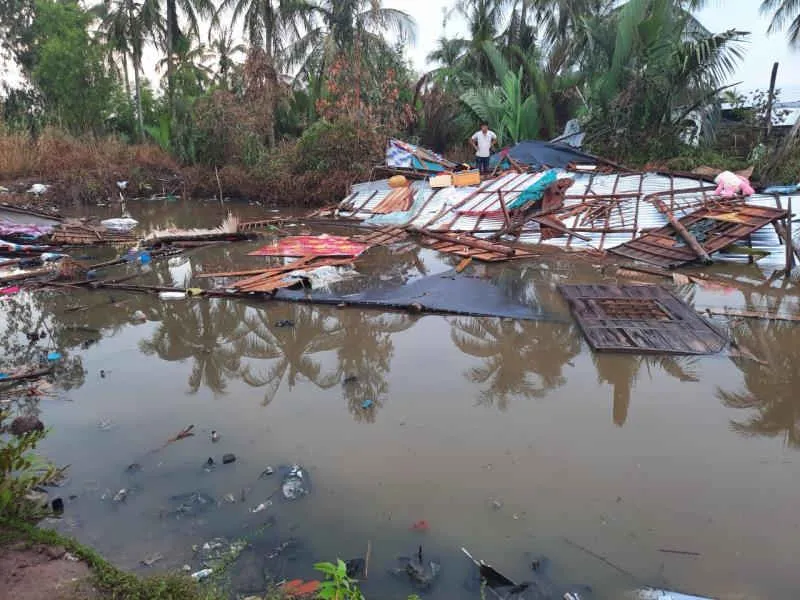 Lốc xo&aacute;y khiến 37 căn nh&agrave; ở Ki&ecirc;n Giang bị sập v&agrave; tốc m&aacute;i - 2