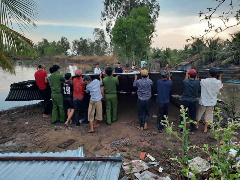 Lốc xo&aacute;y khiến 37 căn nh&agrave; ở Ki&ecirc;n Giang bị sập v&agrave; tốc m&aacute;i - 4