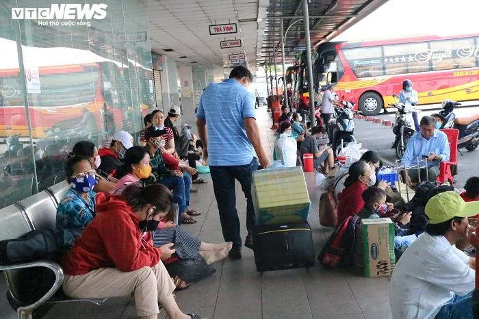 Người d&acirc;n &ugrave;n &ugrave;n trở về sau kỳ nghỉ lễ, cửa ng&otilde; TP.HCM kẹt cứng - 1