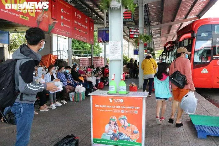 Người d&acirc;n &ugrave;n &ugrave;n trở về sau kỳ nghỉ lễ, cửa ng&otilde; TP.HCM kẹt cứng - 2